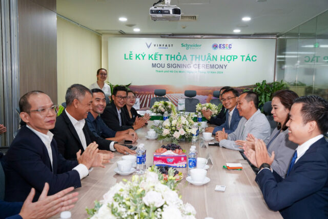 Senior leaders of the three companies attended the signing ceremony of the cooperation agreement.