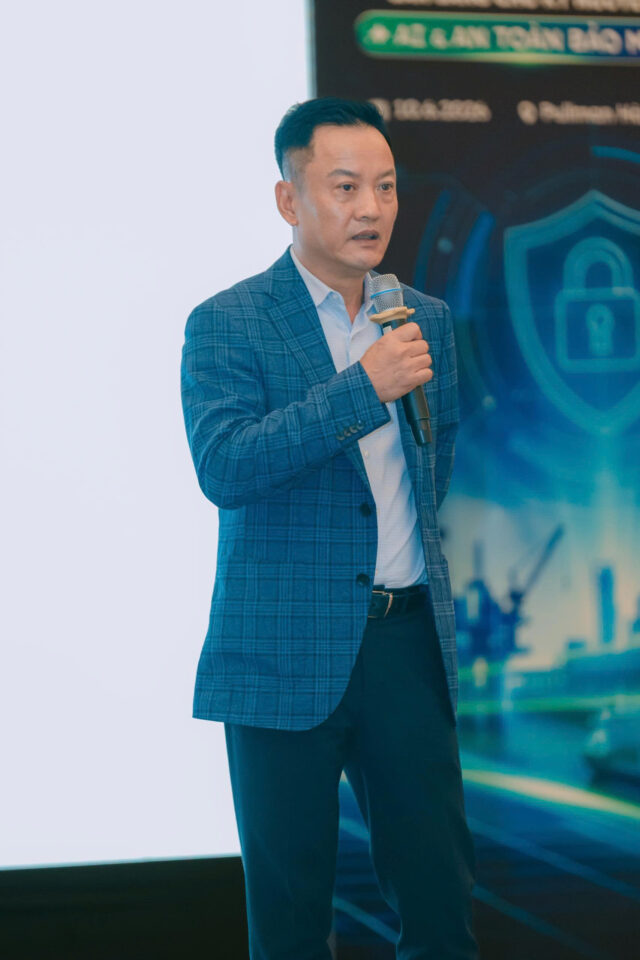 Mr. Nguyen Nhu Dung, General Director of Cisco Vietnam, delivers the opening remarks at the seminar.